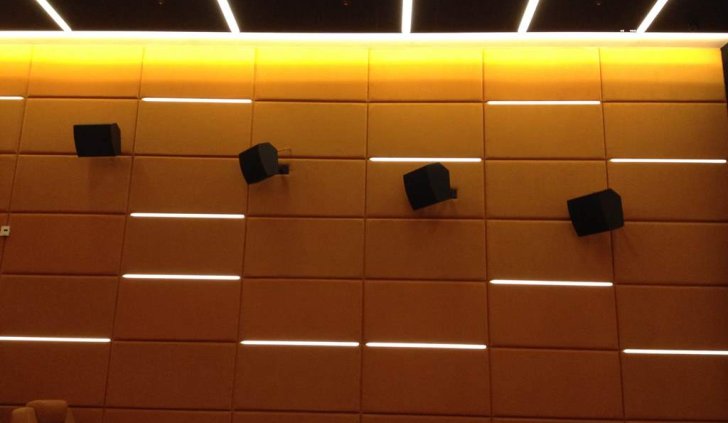 Светодиодные светильники, встроенные в стену зрительного зала кинотеатра 