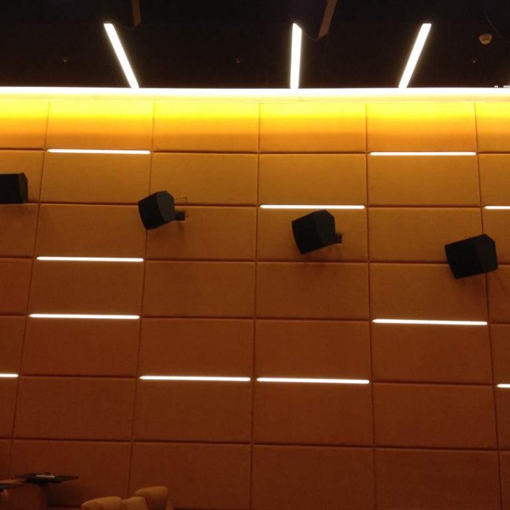 Светодиодные светильники, встроенные в стену зрительного зала кинотеатра 
