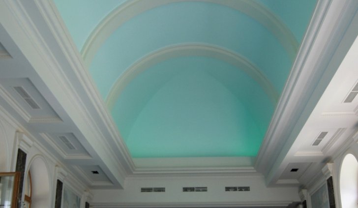 Подсветка потолка бассейна многоцветной светодиодной лентой Arlight