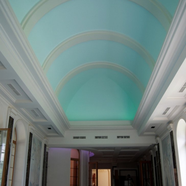 Подсветка потолка бассейна многоцветной светодиодной лентой Arlight