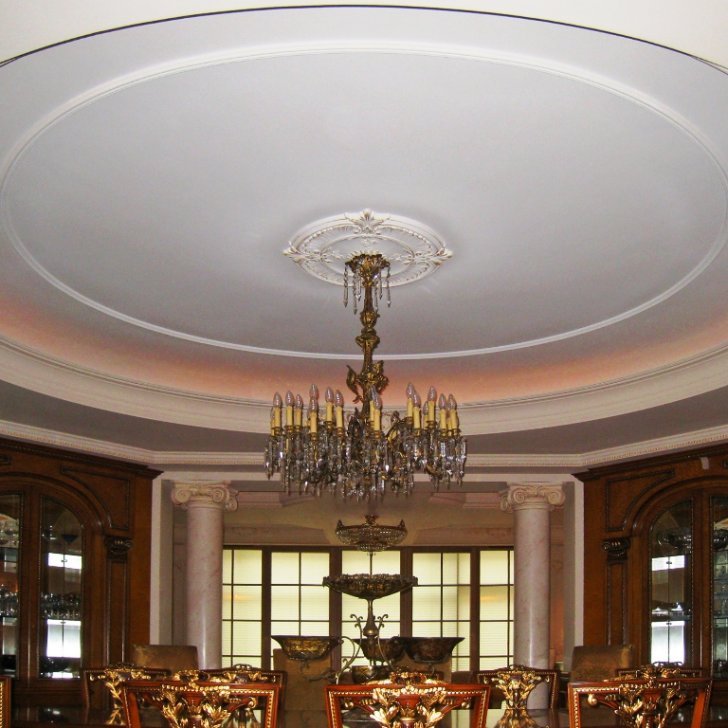 Светодиодная подсветка потолка установленная за карнизом в столовой