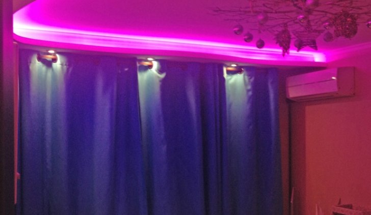 Спальня со светодиодной многоцветной подсветкой
