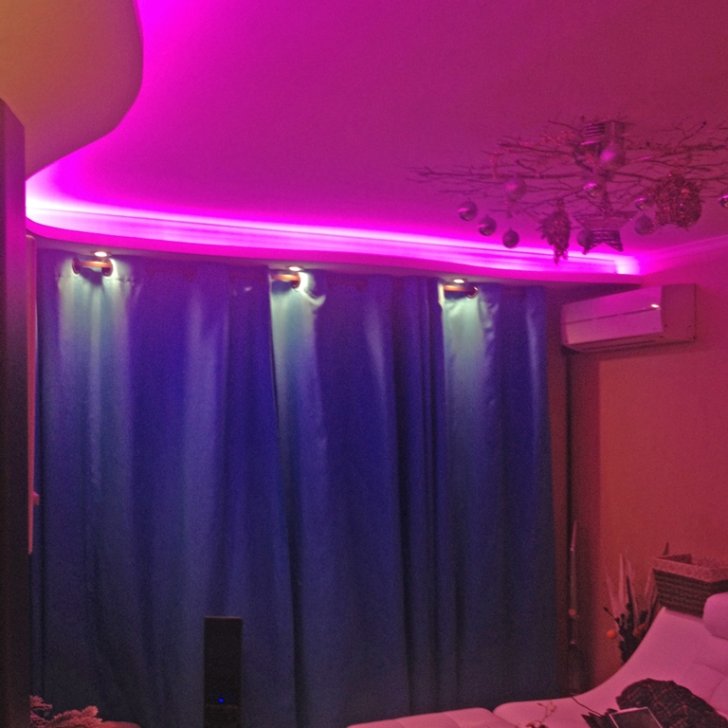 Спальня со светодиодной многоцветной подсветкой