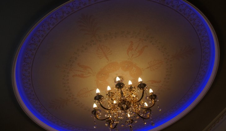 Классическая люстра со светодиодными лампами-свечами