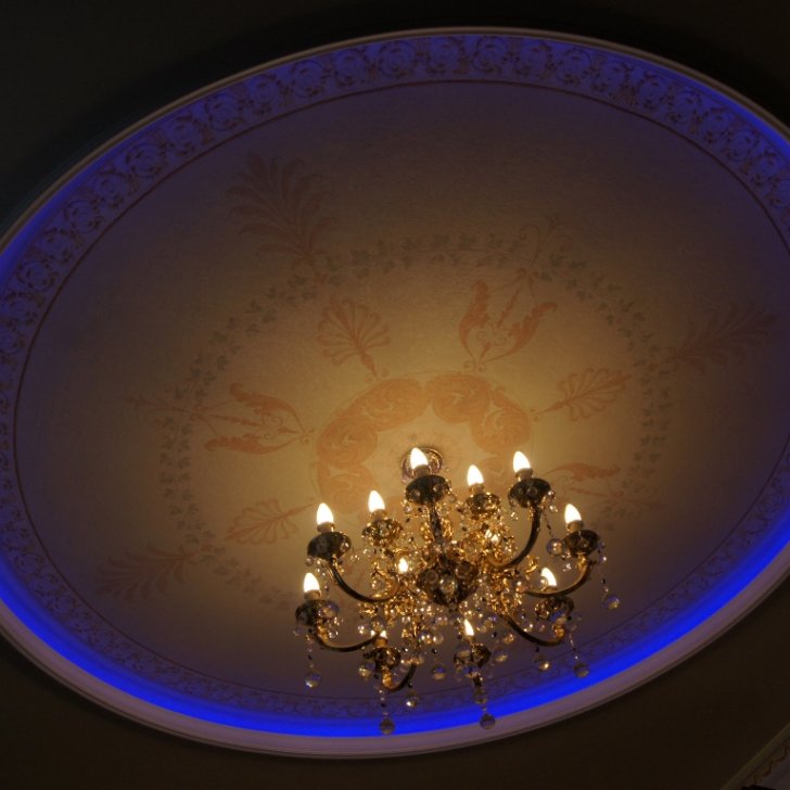 Классическая люстра со светодиодными лампами-свечами