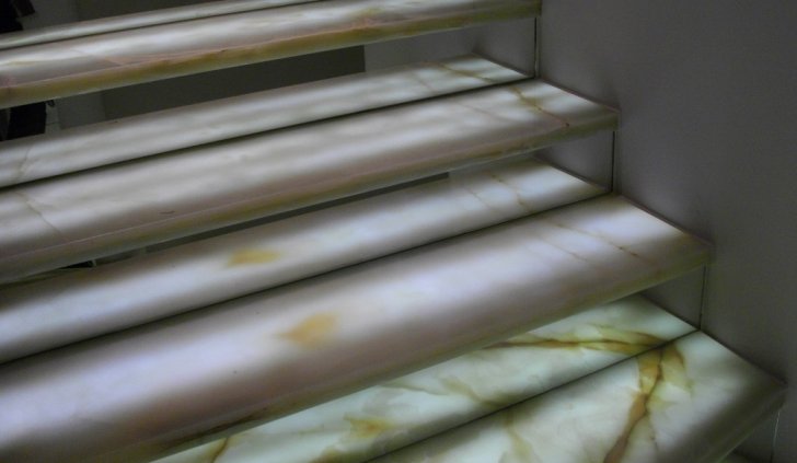 Ступени из оникса с подсветкой светодиодной лентой Arlight