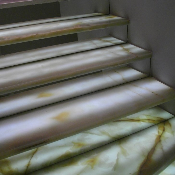 Ступени из оникса с подсветкой светодиодной лентой Arlight