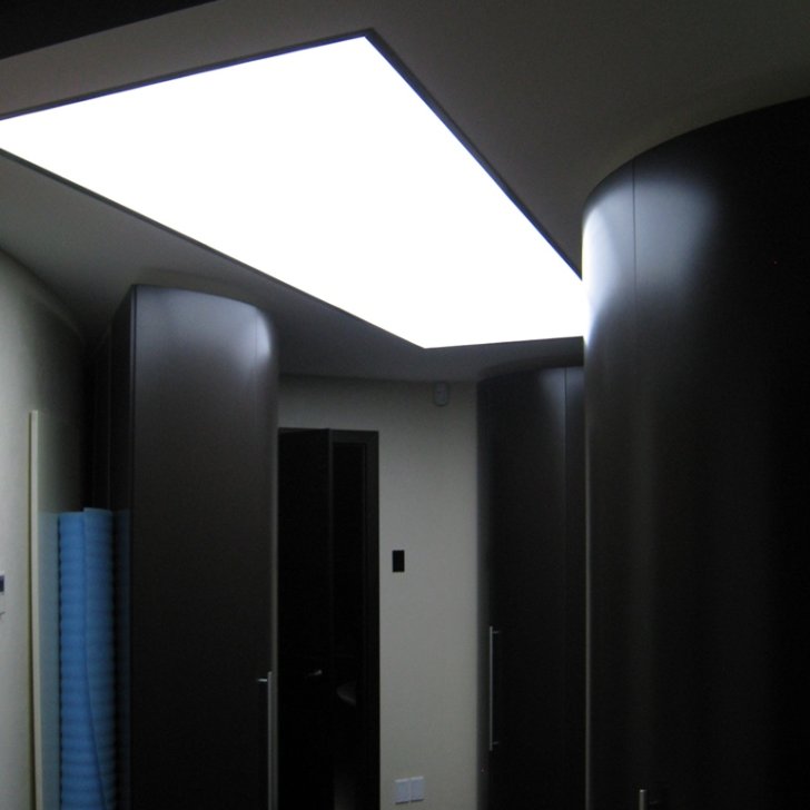 Витраж со светодиодной подсветкой для освещения в коридоре