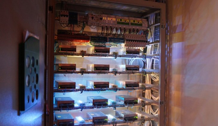 Сервис-зона с блоками питания и RGB контроллерами для светодиодных лент