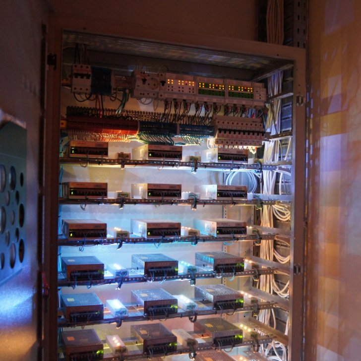 Сервис-зона с блоками питания и RGB контроллерами для светодиодных лент