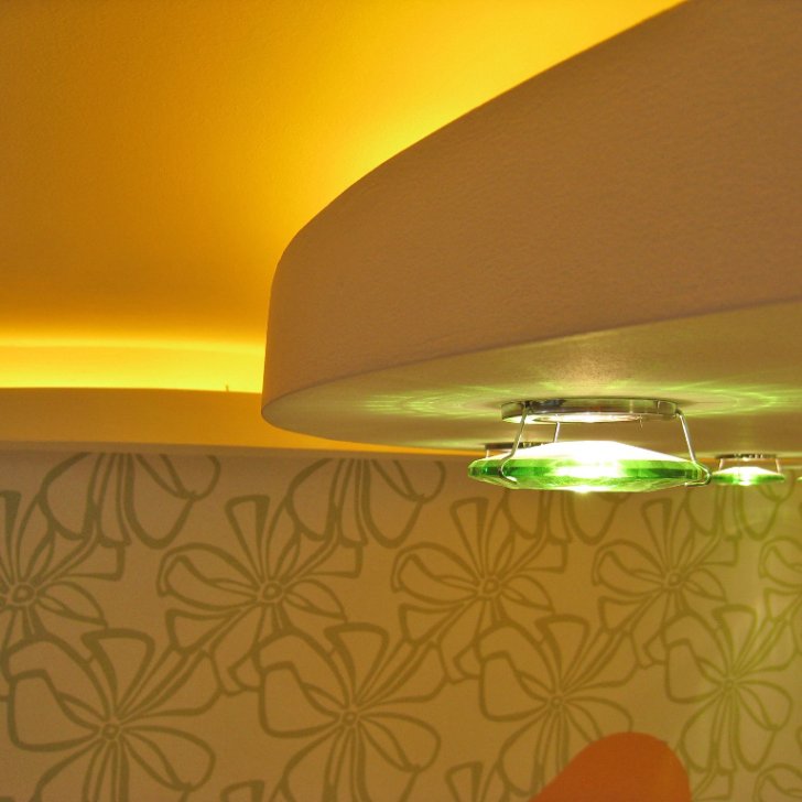 Светодиодная лента Arlight в потолочной нише из гипсокартона