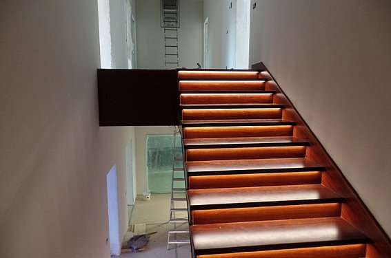  Подсветка лестниц и ступеней светодиодной лентой