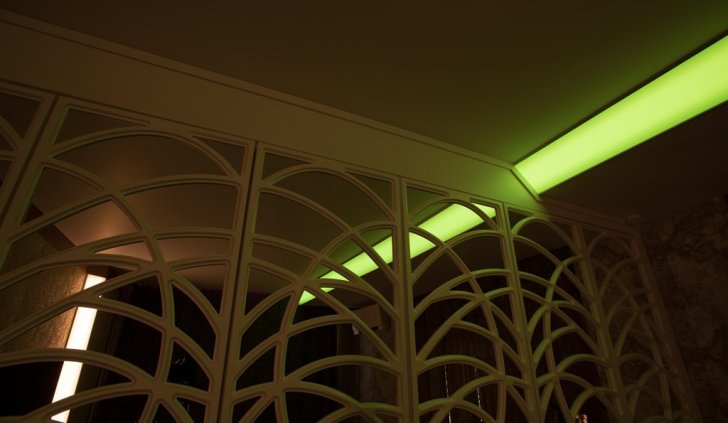 Светодиодное освещение многоцветной RGB лентой Arlight в гостиной