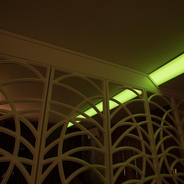 Светодиодное освещение многоцветной RGB лентой Arlight в гостиной