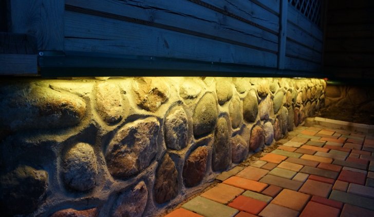 Многоцветная светодиодная подсветка фасада герметичной лентой Arlight