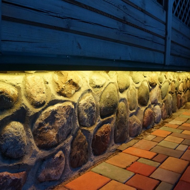 Многоцветная светодиодная подсветка фасада герметичной лентой Arlight