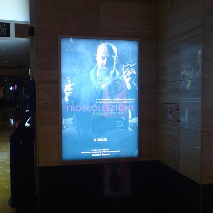 Информационная панель кинотеатра со светодиодной подсветкой