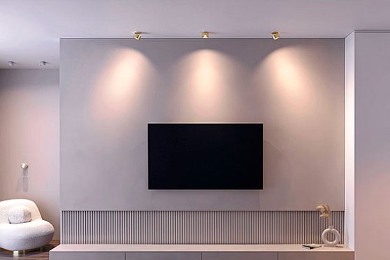 Стильное локальное освещение светлой гостиной