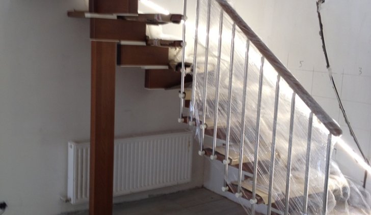 Лестница на второй этаж со светодиодной подсветкой