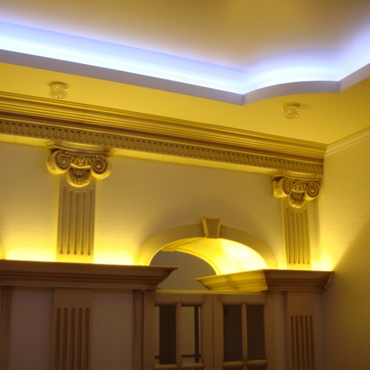 Закарнизная подсветка и подсветка колонн светодиодной лентой Arlight