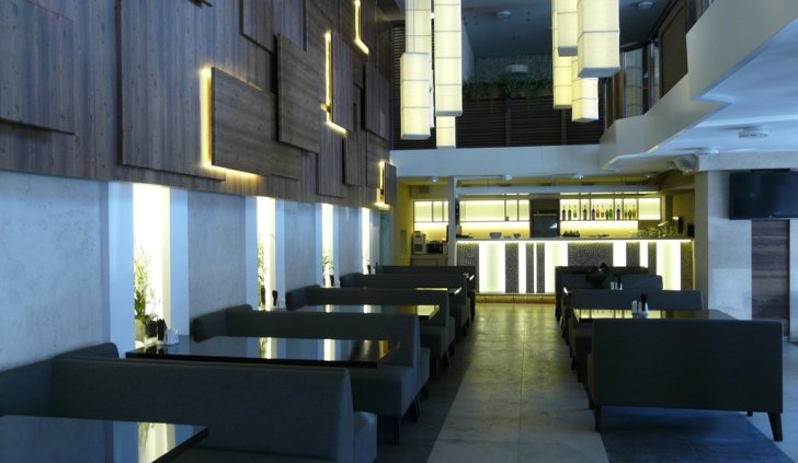 Светодиодное освещение в зале ресторана