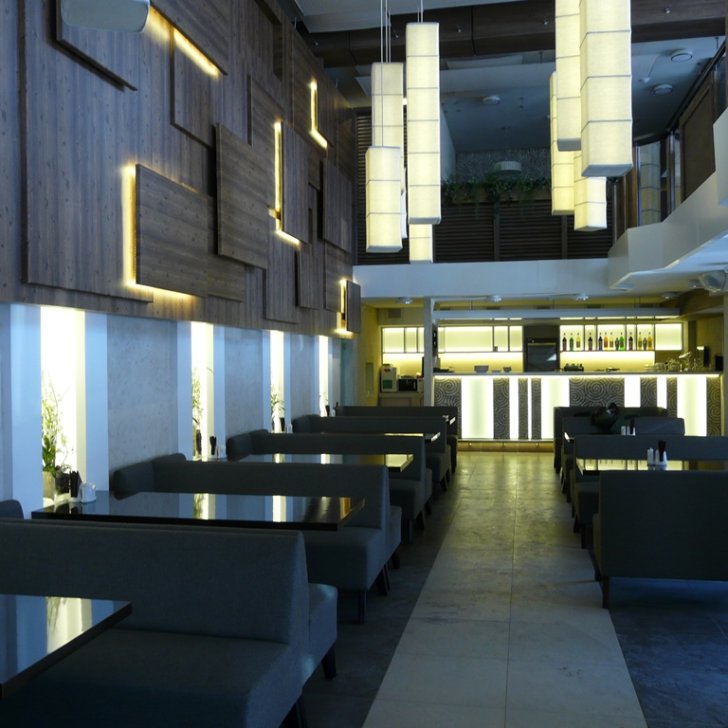 Светодиодное освещение в зале ресторана