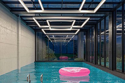 Эффектное освещение бассейна с панорамными окнами