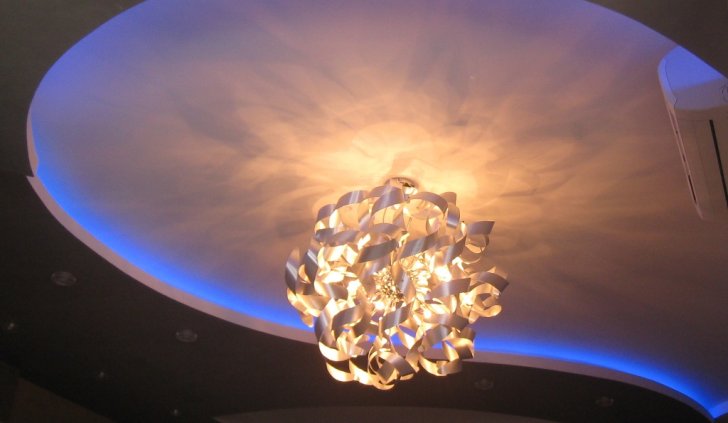 Освещение кухни люстрой и многоцветной светодиодной подсветкой