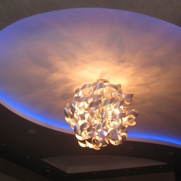 Освещение кухни люстрой и многоцветной светодиодной подсветкой