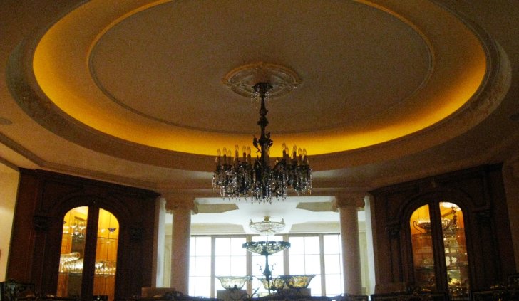 Декоративная подсветка на потолке светодиодной лентой Arlight