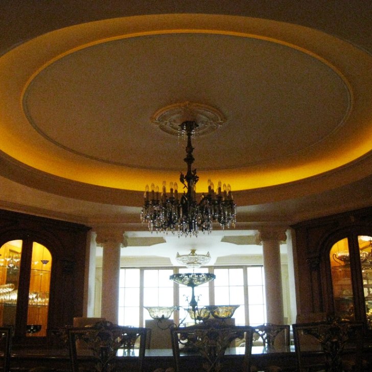 Декоративная подсветка на потолке светодиодной лентой Arlight