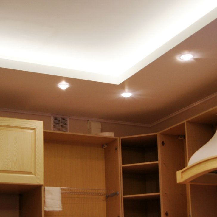 Закарнизная светодиодная подсветка на кухне