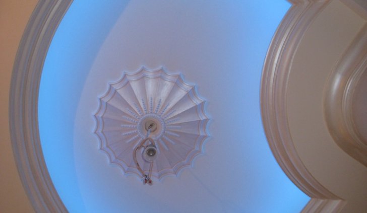 Многоцветная подсветка потолка светодиодной RGB лентой Arlight