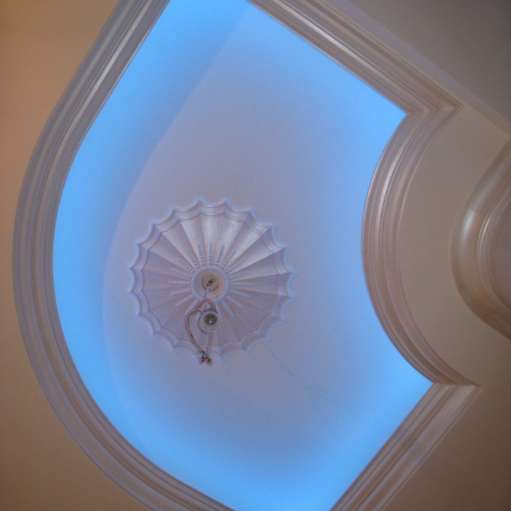 Многоцветная подсветка потолка светодиодной RGB лентой Arlight