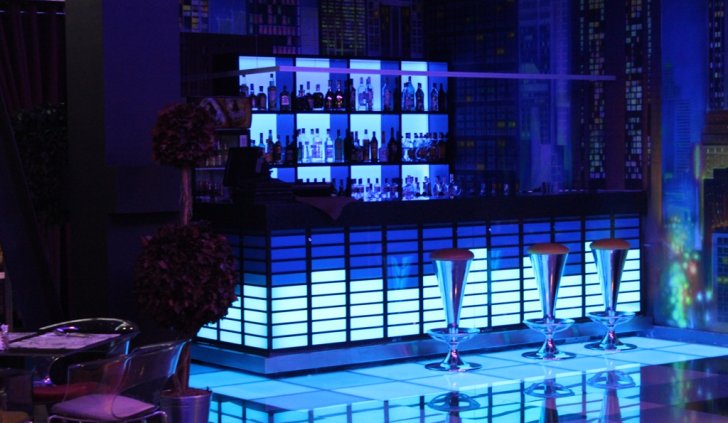 Барная стойка в виде движущихся индикаторов с использованием светодиодной ленты Arlight