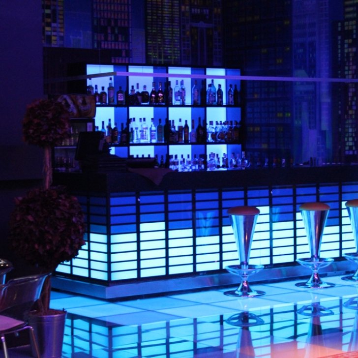 Барная стойка в виде движущихся индикаторов с использованием светодиодной ленты Arlight
