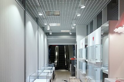 Трековое освещение потолков в ювелирном магазине