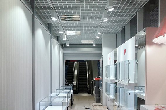 Трековое освещение потолков в ювелирном магазине
