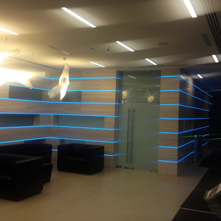 Многоцветная светодиодная подсветка стен в бизнес-центре