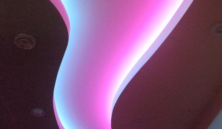 Подсветка коридора многоцветной светодиодной лентой Arlight