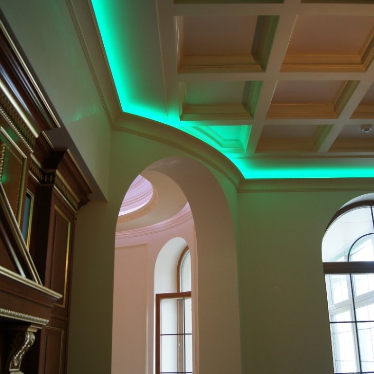 Многоуровневый потолок на кухне с подсветкой RGB светодиодной лентой Arlight