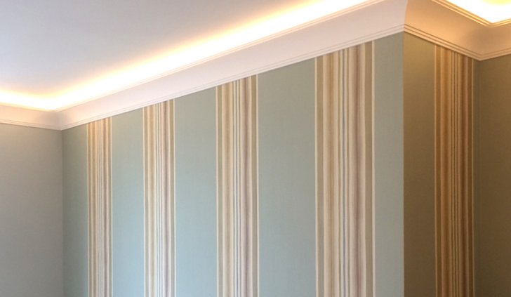 Светодиодная лента Arlight, установленная в декоративный лепной карниз