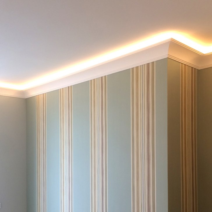 Светодиодная лента Arlight, установленная в декоративный лепной карниз