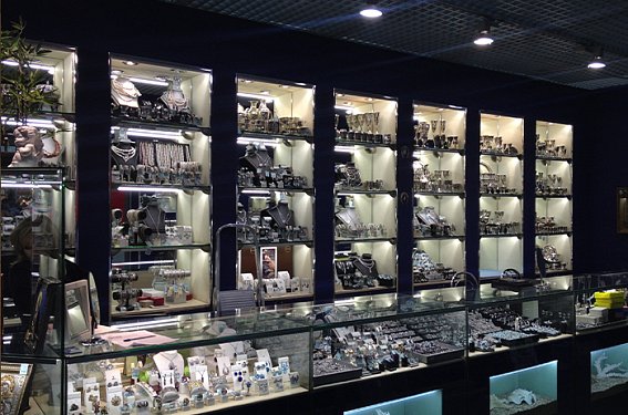 Светодиодная подсветка ювелирных украшений на витринах магазина