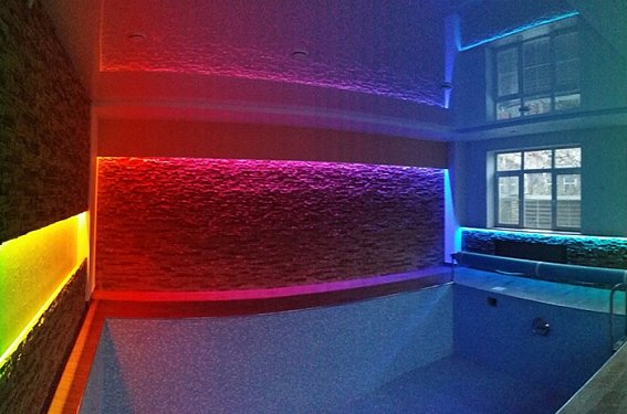 Подсветка помещения бассейна в загородном доме