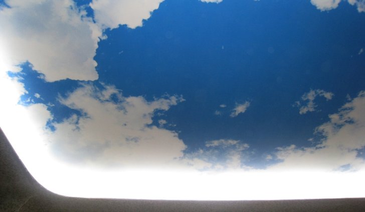 Потолок с имитацией неба над головой со светодиодной подсветкой