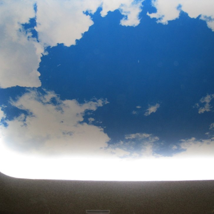 Потолок с имитацией неба над головой со светодиодной подсветкой