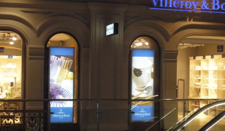 Оформление магазина различными световыми коробами с подсветкой светодиодной лентой Arlight