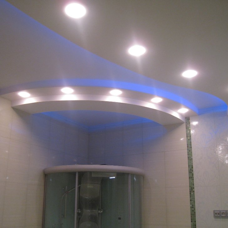 Светодиодная лента и точечные светильники для освещения в ванной