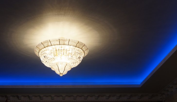 Многоцветная RGB подсветка и классическая люстра